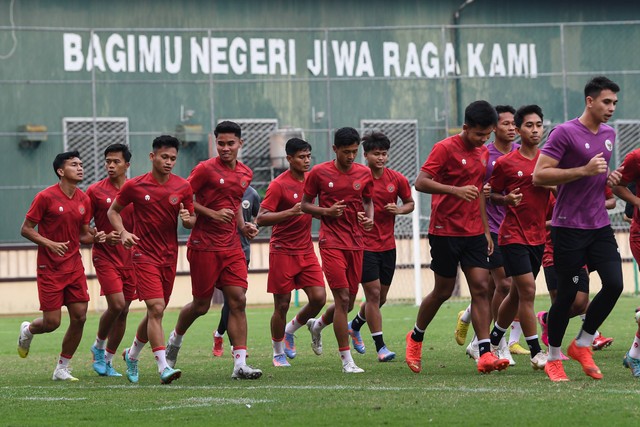 Pemain Timnas Indonesia senior dan U-20 melakukan pemanasan saat berlatih di Lapangan PTIK, Jakarta, Senin (20/3/2023). Foto: Sigid Kurniawan/ANTARA FOTO