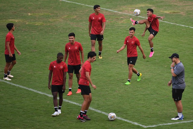 Pemain Timnas U-20 melakukan pemanasan saat berlatih di Lapangan PTIK, Jakarta, Senin (20/3/2023). Foto: Sigid Kurniawan/ANTARA FOTO