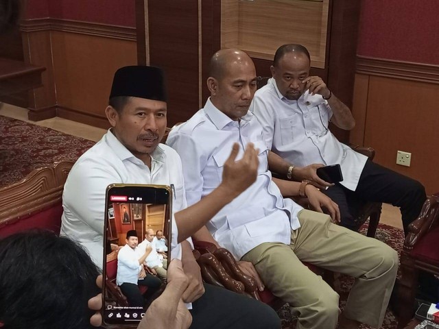 Ketua DPRD Batam Nuryanto saat klarifikasi terkait pemeriksaaan BPK dan Polisi. Foto: Istimewa