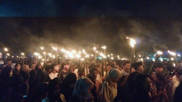 Ribuan peserta mengikuti pawai obor di Sekadau. Foto: Dina Mariana/Hi!Pontianak