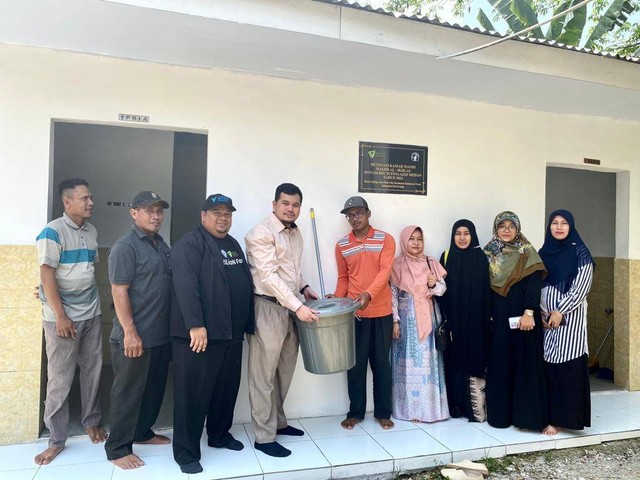 Dompet Dhuafa Waspada bersama RSU Sufina Aziz merenovasi kamar mandi Masjid Al Ikhlas yang berada di desa Bulu Cina, Kecamatan Hamparan Perak, Kabupaten Deli Serdang, Sabtu (19/3).