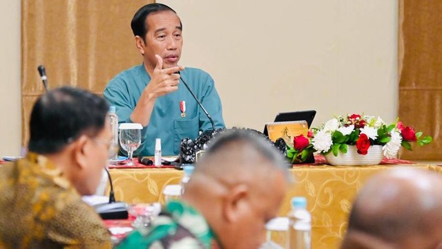 Presiden Jokowi memimpin rapat terbatas dengan jajaran pengaman keamanan di Papua. Foto: Dok. Kris - Biro Pers Sekretariat Presiden