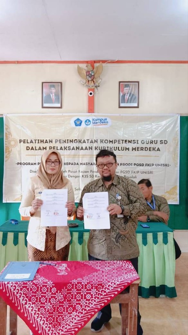 Penandatanganan MOU prodi PGSD Unisri Surakarta dan 22 SD Selo Boyolali bersama Dekan FIKIP Unisri Surakarta/Foto : Dokpri
