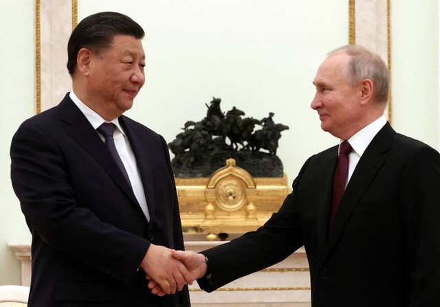 Presiden Rusia Vladimir Putin berjabat tangan dengan Presiden Tiongkok Xi Jinping selama pertemuan di Kremlin di Moskow, Rusia, 20 Maret 2023. Foto: Sputnik/Sergei Karpukhin/Pool