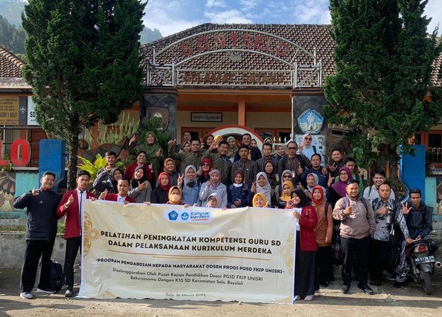 Foto bersama dosen prodi PGSD Unsri Surakarta bersama Seluruh Peserta pelatihan Kompetensi guru SD di Selo Boyolali/Foto : Dokpri