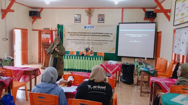 Dosen prodi PGSD Unisri Surakarta Elinda Rizkasari ketika memberikan pelatihan guru SD Selo Boyolali/Foto : Dokpri