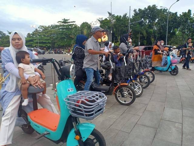 Warga Pontianak menggunakan sepeda listrik. Foto: dok. PLN Pontianak