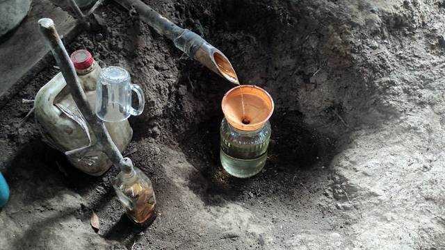Proses pembuatan minuman keras tardisional Cap Tikus di Desa Tumaluntung. (foto: febry kodongan)