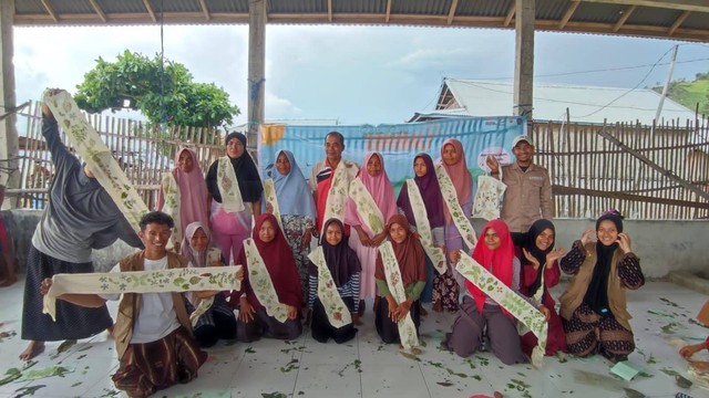 KKN Anak Bangsa Universitas Ahmad Dahlan (UAD) adakan pelatihan ecoprint di Dusun Sorobali Nusa Tenggara Barat (Foto: Istimewa)