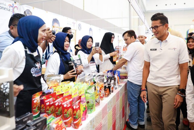 Menteri Pariwisata dan Ekonomi Kreatif, Sandiaga Uno (kanan) hadir pada pameran AllFood Indonesia di ICE BSD, Tangerang, Banten. Foto: Dok. Istimewa