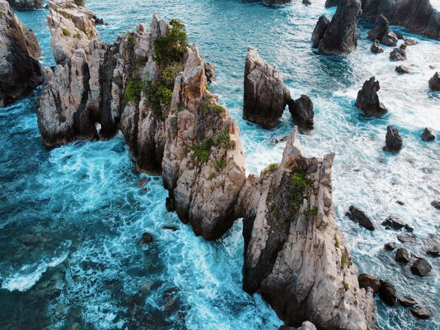 Pantai Gigi Hiu: Panorama Gugusan Batu Karang bak Surga Tersembunyi di Lampung (2)