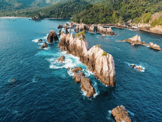 Pantai Gigi Hiu: Panorama Gugusan Batu Karang bak Surga Tersembunyi di Lampung (3)