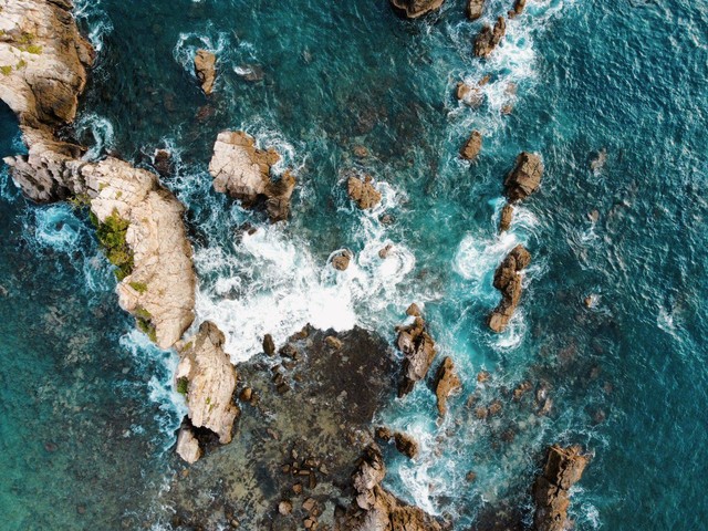 Pantai Gigi Hiu: Panorama Gugusan Batu Karang bak Surga Tersembunyi di Lampung (4)