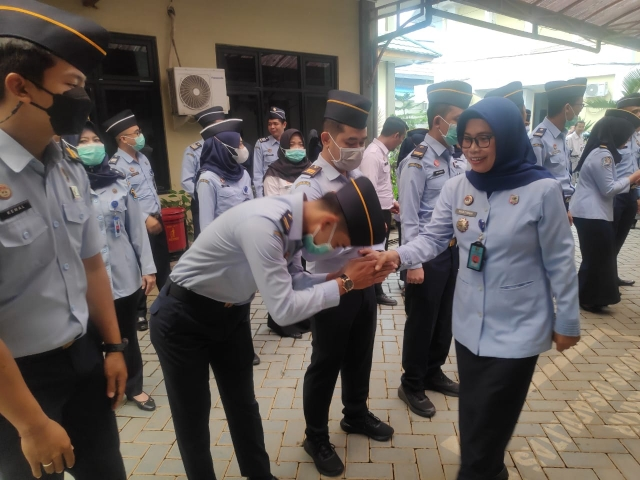 Kepala Divisi Pelayanan Hukum dan HAM, Ngatirah, sebagai pemimpin apel pagi