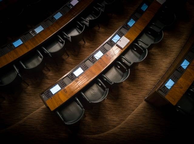 Ilustrasi kursi legislatif partai di masa demokrasi liberal. Foto: Unsplash/Joakim Honkasalo