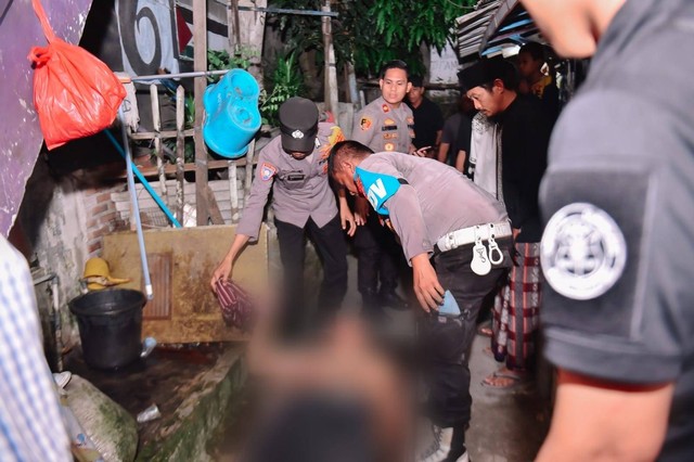 Polisi bersama warga mengevakuasi seorang pemuda yang berniat bunuh diri di Cengkareng, Jakarta Barat. Foto: Dok. Istimewa