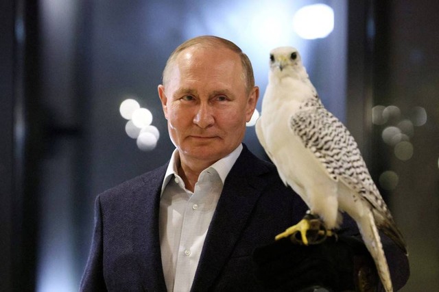 Presiden Rusia Vladimir Putin menghadiri pertemuan dengan ahli burung dan anggota pusat penangkaran elang Kamchatka di wilayah Kamchatka, Rusia. Foto: Sputnik/Gavriil Grigorov/Pool via REUTERS
