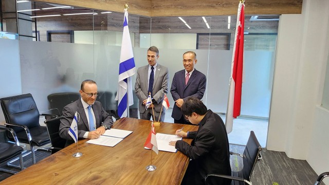 Penandatanganan MoU Aleph Farms dengan ECO Aster Singapura, dihadiri oleh CEO & Co-Founder Aleph Farms, Duta Besar Israel untuk Singapura Sagi Karni, dan Lim Chuan Poh (Non-Resident Ambassador of Singapore), (22/02/2023). Foto: Dok. Aleph Farms