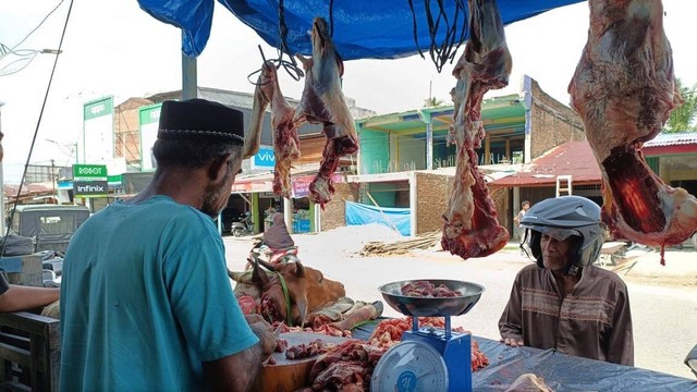 Penjual daging di Kota Subulussalam, Aceh. Foto: Yudi Ansyah/acehkini