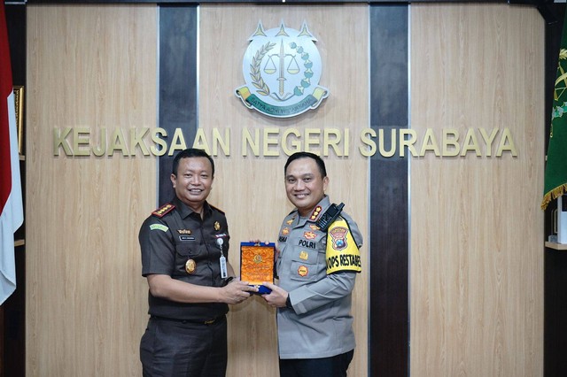 Foto : Kapolrestabes Surabaya menerima cindra mata pelakat dari kajari Kota Surabaya
