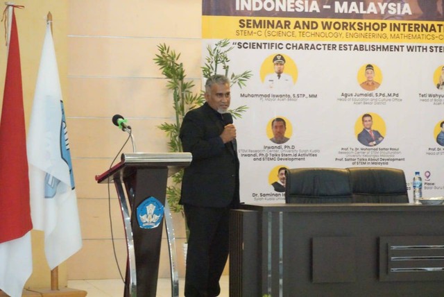 Penggagas STEM-C, Prof Ts Dr. Mohammad Sattar Rasul dari Malaysia saat memberikan materi dalam seminar di Aceh Besar. Foto: MC Aceh Besar