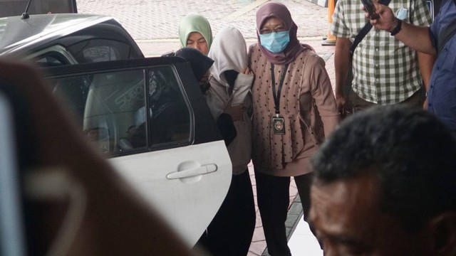 Petugas membawa AGH (15) yang mengenakan sweater warna putih tiba di Kejaksaan Negeri Jakarta Selatan setelah berkas dan barang bukti terkait kasus pengeroyokan David Ozora diserahkan di Kejaksaan Negeri Jakarta Selatan, Selasa (21/3). Foto: Iqbal Firdaus/kumparan