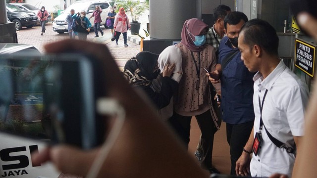 Petugas membawa AGH (15) yang mengenakan sweater warna putih tiba di Kejaksaan Negeri Jakarta Selatan setelah berkas dan barang bukti terkait kasus pengeroyokan David Ozora diserahkan di Kejaksaan Negeri Jakarta Selatan, Selasa (21/3). Foto: Iqbal Firdaus/kumparan