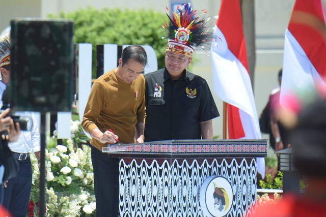 Presiden Jokowi saat meresmikan Gedung Papua Youth Creative Hub (PYCH), Selasa (21/3/2023). Foto: Dok. Istimewa