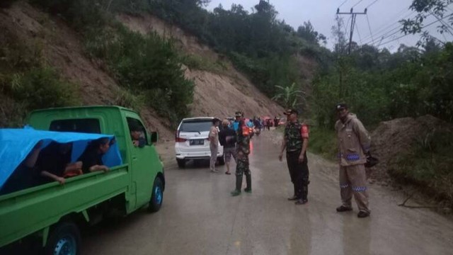 Tanah longsor terjadi di sejumlah titik di ruas jalan yang menghubungkan Kabupaten Mamasa dan Polewali Mandar. Foto: Polres Mamasa