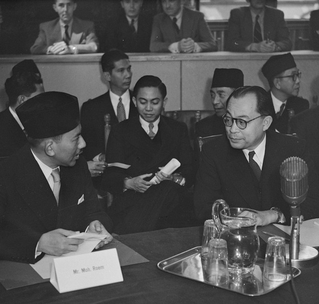 Bung Hatta dan Mr. Mohammad Roem pada saat Konferensi Meja Bundar di Den Haag, Belanda, 1949.