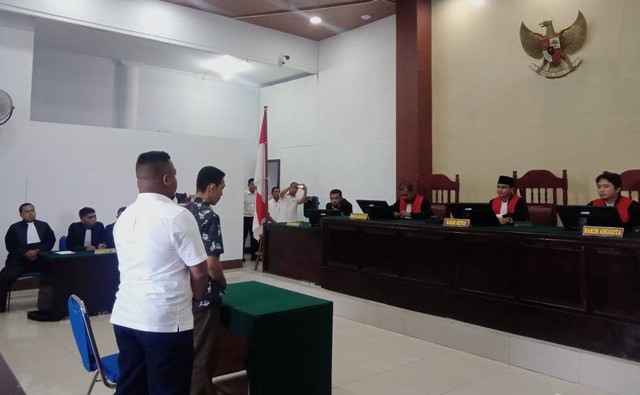 Terdakwa Gabriel Ola saat menjalani persidangan kasus pembunuhan satu keluarga di Pengadilan Negeri Sanana, Kabupaten Kepulauan Sula, Maluku Utara. Foto: Istimewa