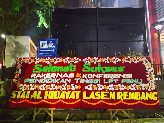 Karangan bunga dari STAI AL Hidayat Lasem-Rembang. (Foto: Dok. SEVIMA)