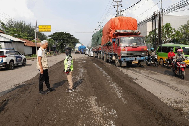 Gubernur Jawa Tengah Ganjar Pranowo saat melakukan peninjauan perbaikan jalan. Foto: Dok. Istimewa