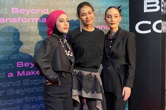 Tiga ikon Beauty Beyond Compare di peluncuran kampanye terbaru Make Over, The Langham Jakarta, Rabu (15/3/2023). Foto: Judith Aura/kumparan