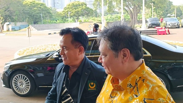 Ketum PBB Yusril Ihza Mahendra tiba di Kantor DPP Partai Golkar disambut oleh Ketum Partai Golkar Airlangga Hartarto, Selasa (21/3). Foto: Zamachsyari/kumparan