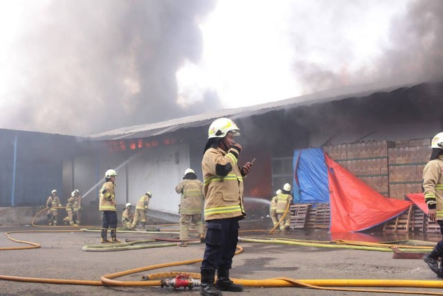 Damkar padamkan kebakaran gudang Indogrosir di Cipinang, Pulogadung, Jakarta Timur, Selasa (21/3/2023). Foto: Dok. Istimewa