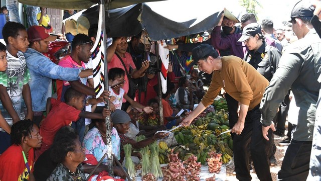 Presiden Jokowi kunjungi Pasar Youtefa Lama. Foto: Kris/Biro Pers Sekretariat Presiden
