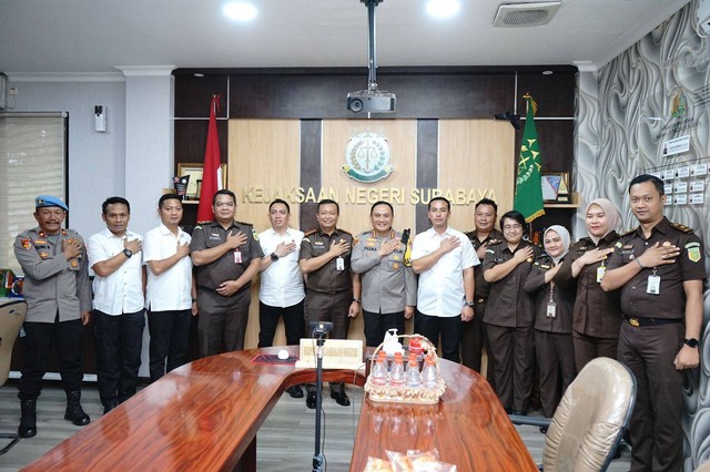 Foto bersama Kapolrestabes Surabaya Bersama Pejabat Utama Polrestabes Surabaya dan Jajaran Kejaksaan Negeri Surabaya. Foto : Istimewa.