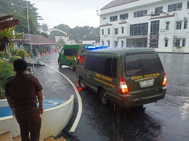 Ketiga tersangka langsung di bawa ke Rutan Way Huwi untuk dilakukan penahanan selama 20 hari kedepan. | Foto : Galih Prihantoro/ Lampung Geh