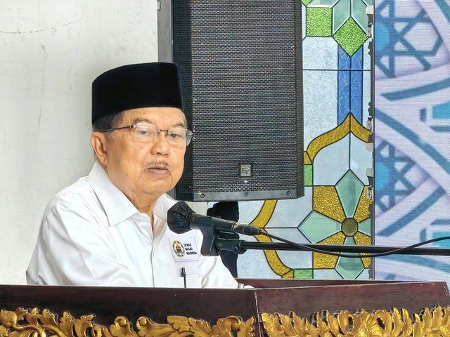 Ketua DMI Jusuf Kalla di acara pelantikan pengurus DMI Provinsi Sumatera Selatan Periode 2023-2028 di Masjid Agung Palembang.
 Foto: Tim Media JK