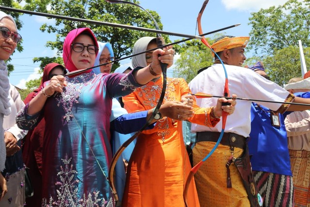 Lismaryani Sutarmidji mencoba memanah dalam festival pesona kulminasi matahari, Senin 21 Maret 2023. Foto: Dok. Prokopim Pemprov Kalbar