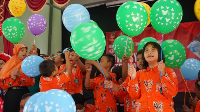 Penyandang disabilititas intelektual menari bergembira bersama dalam acara peringatan Hari Down Syndrome International di SLB Kowangan, Temanggung, Selasa (21/3/2023). Foto: ari/Tugu Jogja