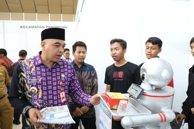 Bupati Tangerang Ahmed Zaki Iskandar saat melihat inovasi peserta lomba Teknologi Tepat Guna (TTG) di GSG Puspemkab Tangerang, Senin (20/3/23). Foto: Dok. Istimewa