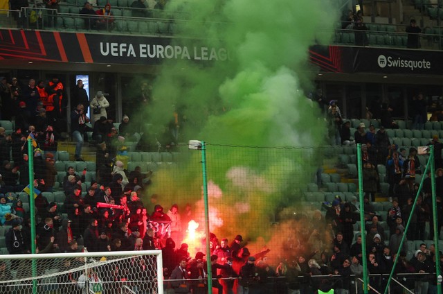 Para pendukung Feyenoord menyalakann flare sebelum pertandingan melawan Shakhtar Donetsk di Liga Europa 2023 di Warsawa, Polandia, pada 9 Maret 2023. Foto: Kacper Pempel/Reuters