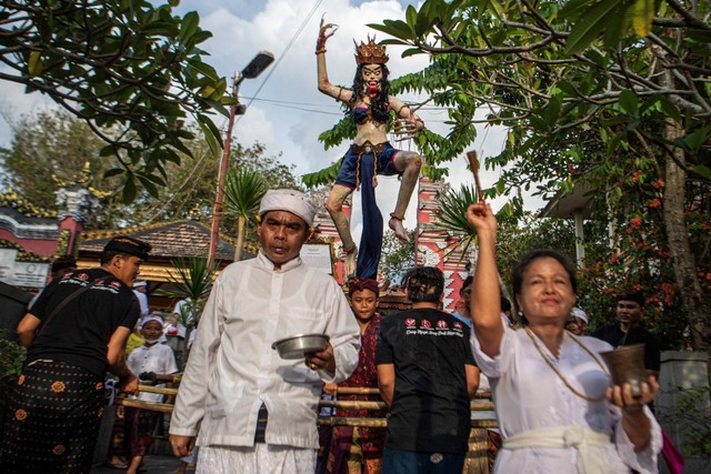 Sejumlah umat hindu mengarak Ogoh-Ogoh atau boneka raksasa simbol kejahatan saat arak-arakan jelang Hari raya Nyepi Tahun Caka 1945 di Pura Agung Sriwijaya, Palembang, Sumatera Selatan, Selasa (21/3/2023). Foto: Nova Wahyudi/ANTARA FOTO