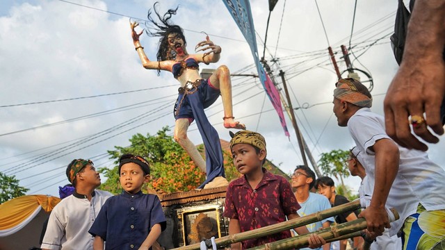 Pawai Ogoh-ogoh yang dilakukan sejumlah Anak-anak dalam perayaan nyepi di Pura Agung Sriwijaua Palembang, Rabu (22/3) Foto: abp/Urban Id