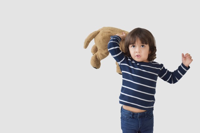 Ilustrasi anak melempar mainan. Foto: PNUMETAL/Shutterstock