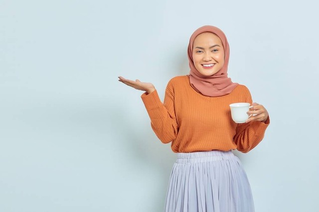 Ilustrasi wanita minum vitamin. Foto: Shutterstock.