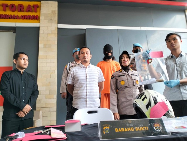 Barang bukti yang digunakan pelaku untuk memutilasi korban. Foto: Erfanto/Tugu Jogja
