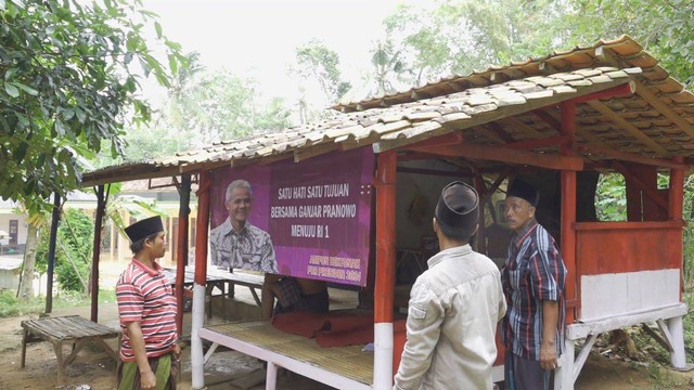 Gambar Ganjar Pranowo yang ada di poskamling yang dibuat warga di Desa Banjar Kecamatan Galis, Bangkalan, Madura. Foto: Dok. Istimewa